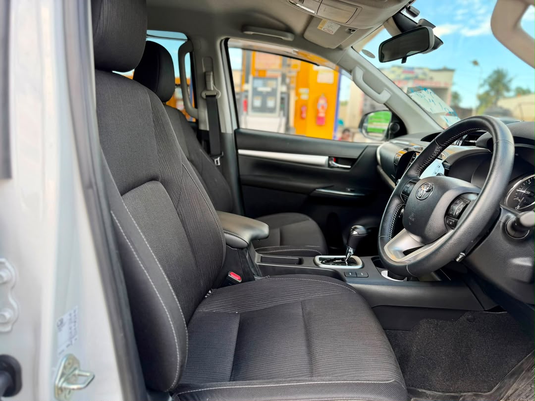 HILUX DOUBLE CABIN thumbnail 6